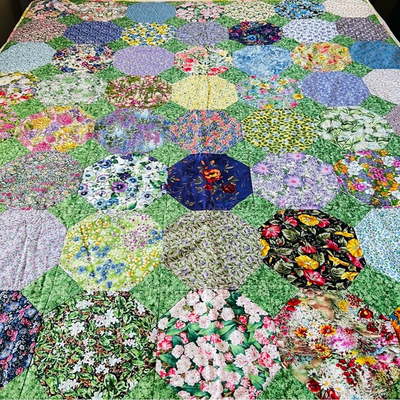 New 60”x68” Hexagon quilt ,Shining patchwork. - Picture 6 of 7